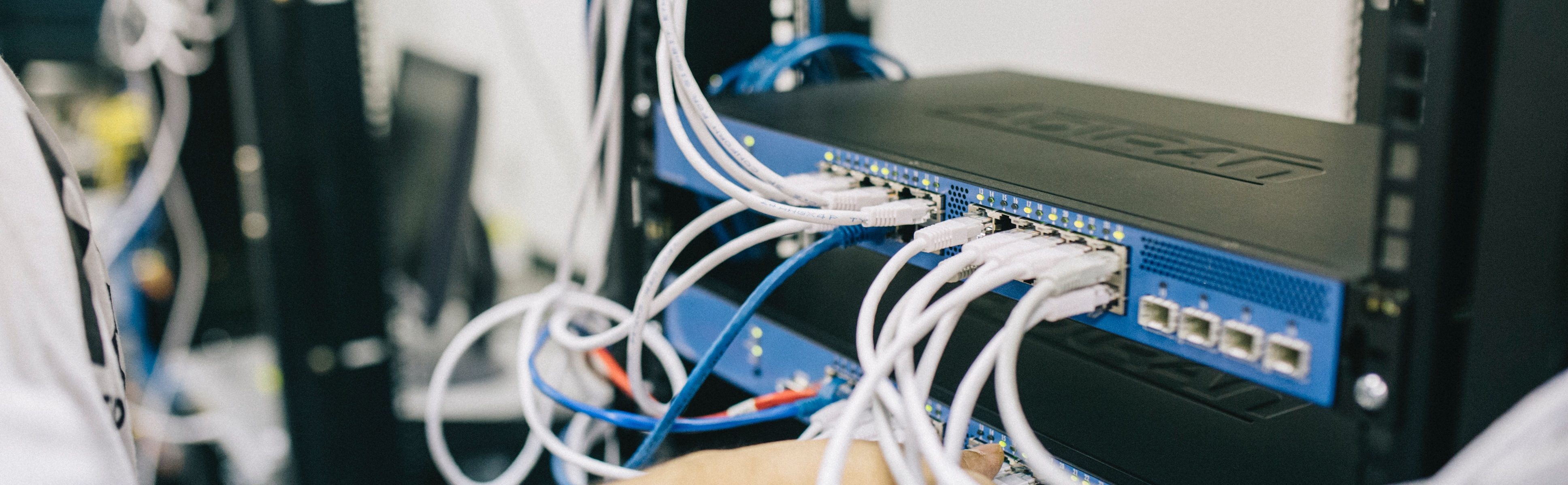 https://www.pexels.com/de-de/foto/ausrustung-computer-draht-drinnen-442150/ https://www.pexels.com/de-de/foto/ausrustung-computer-draht-drinnen-442150/